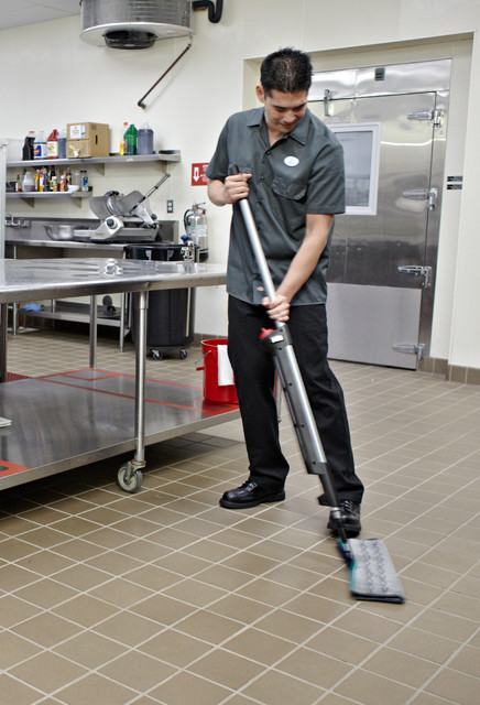 Rubbermaid Pulse Double-Sided Microfiber Spray Mop System